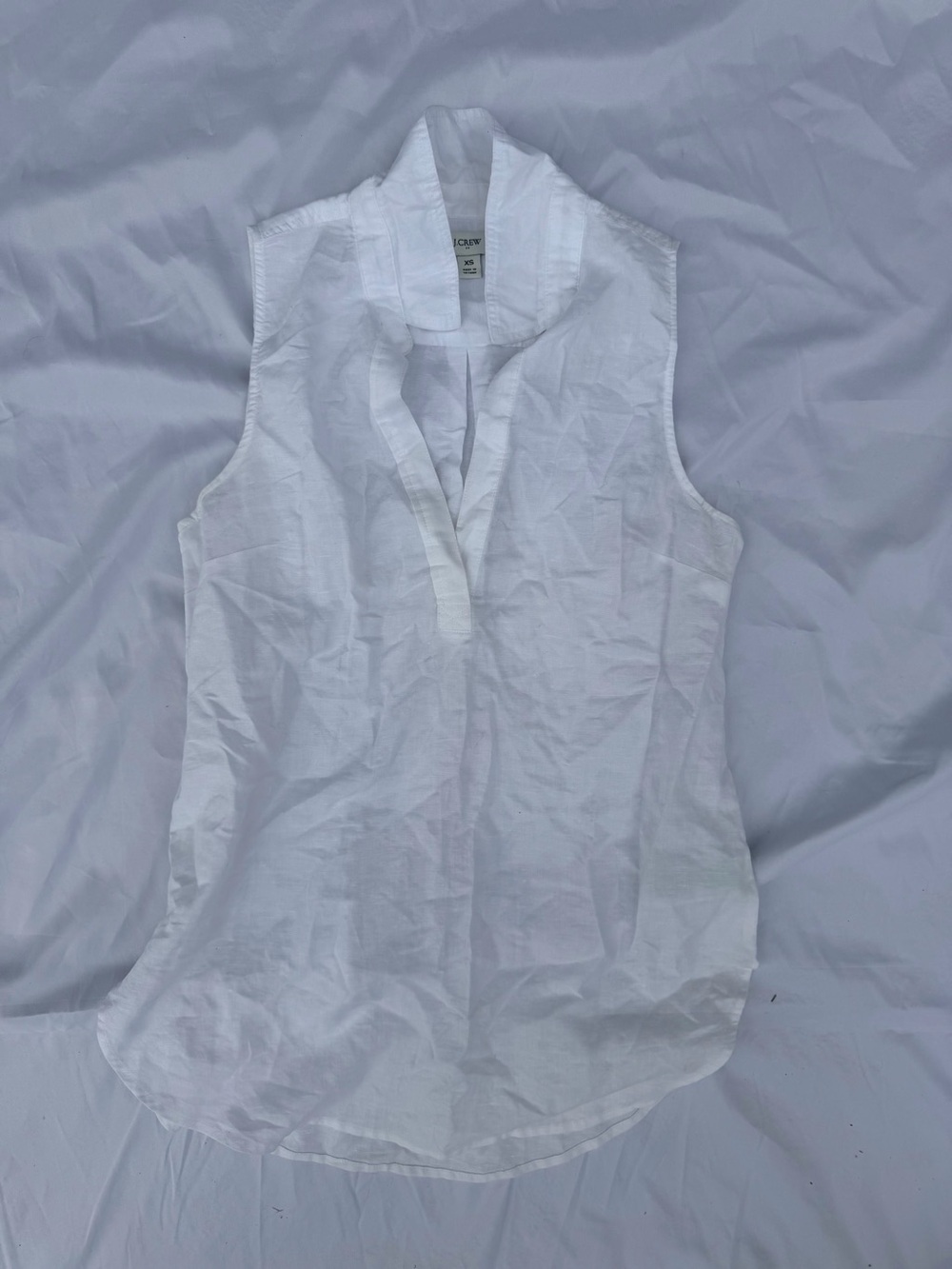 Sleeveless White Split-Neck Top - Unknown B